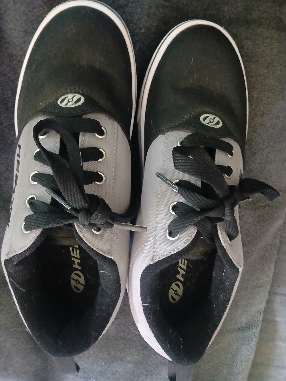 Heelys wheeled skate shoes in black and gray, Youth Size 5.